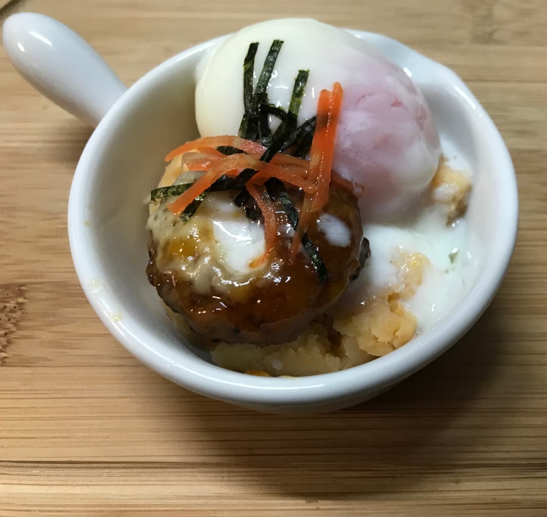 材料3つ☆ポテトサラダの牛カルビ添えの完成写真