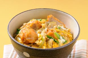 からあげチキンの卵とじ丼の完成写真