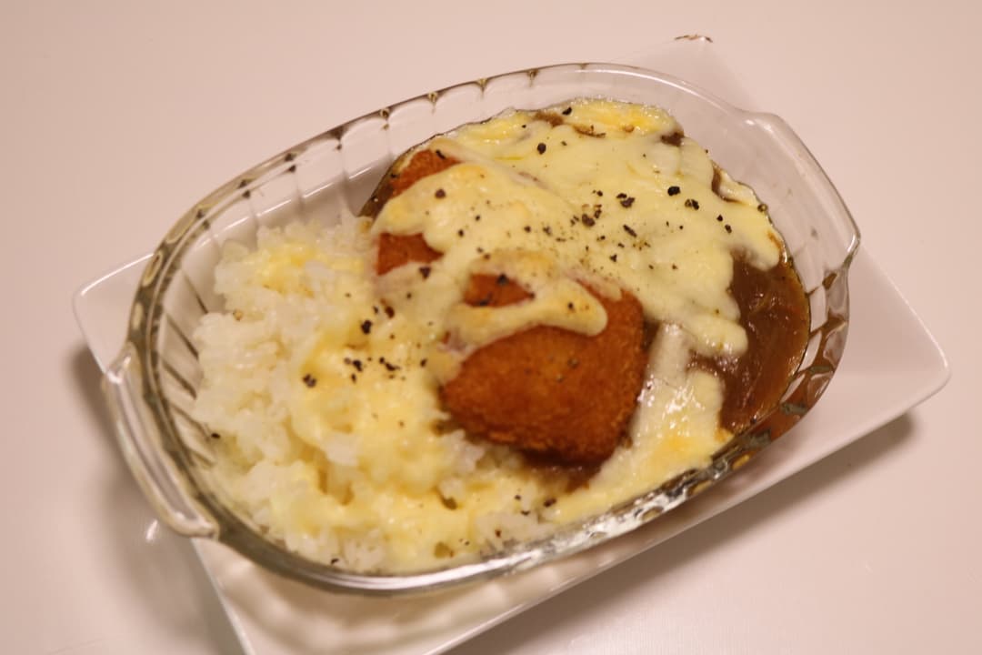 白身魚のフライのせ焼きカレーの完成写真