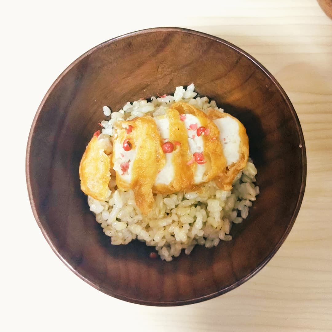 玄米バターライスからあげ丼の完成写真