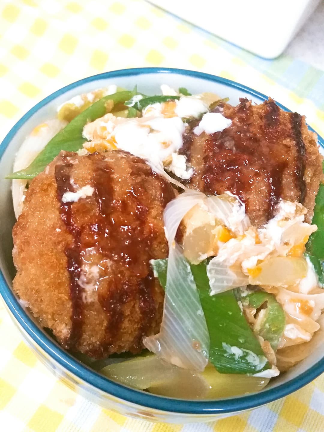 和風メンチカツ丼の完成写真