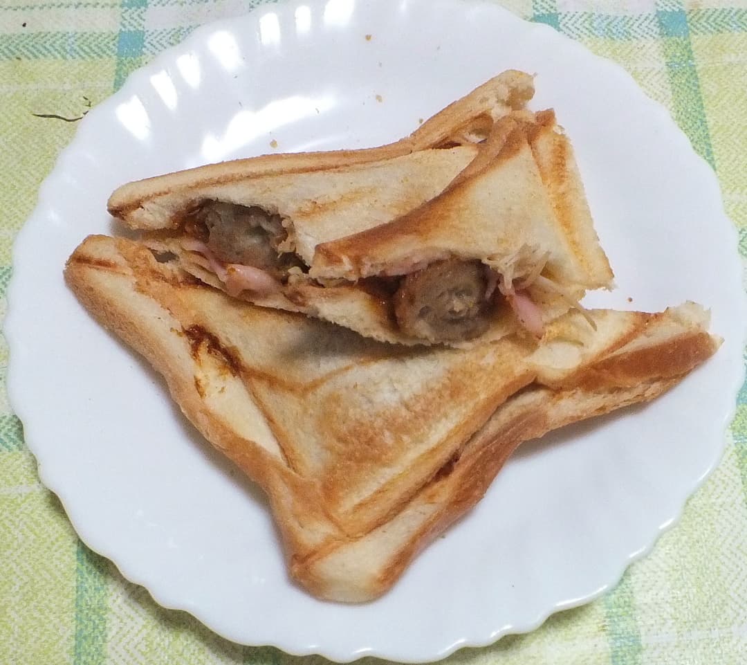 キノコとチーズのハンバーグとベーコンのホットサンドの完成写真