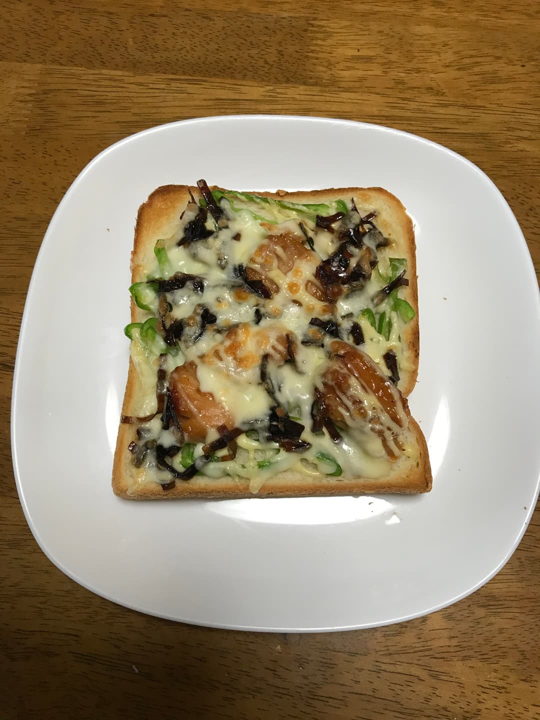 ピーマンたっぷり焼き鳥こんぶトーストの完成写真
