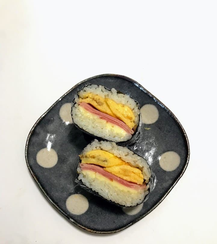オムレツとベーコンのおにぎらずの完成写真