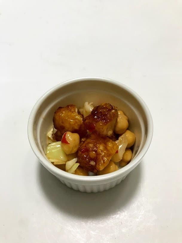 竜田揚げとひよこ豆のスイチリサラダの完成写真