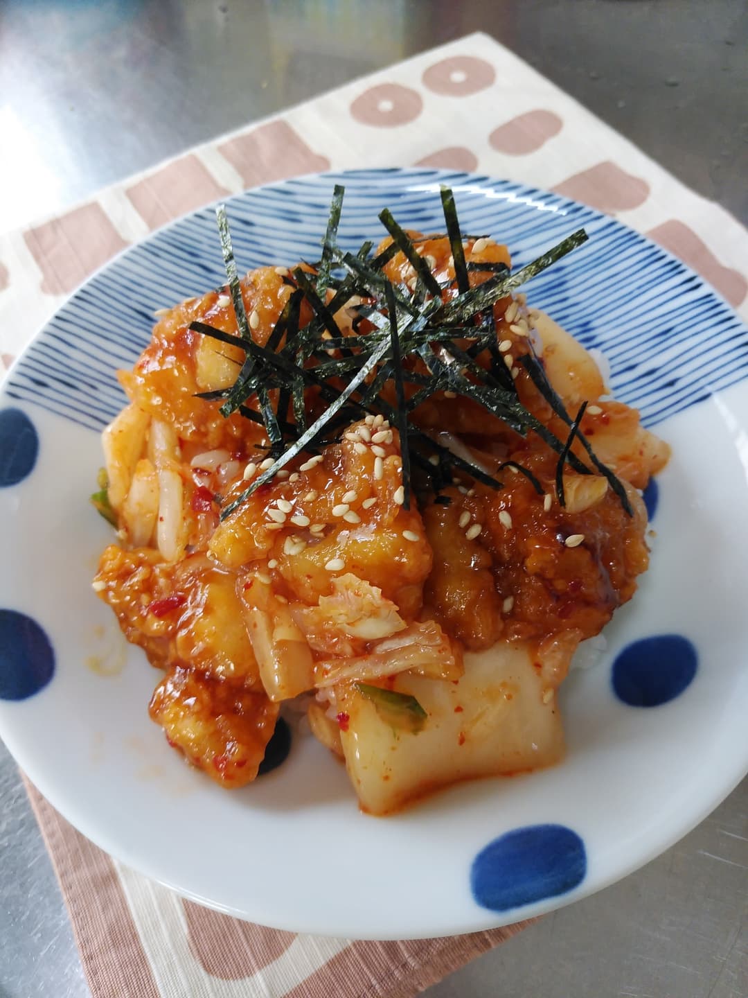 ピリ辛旨から丼の完成写真