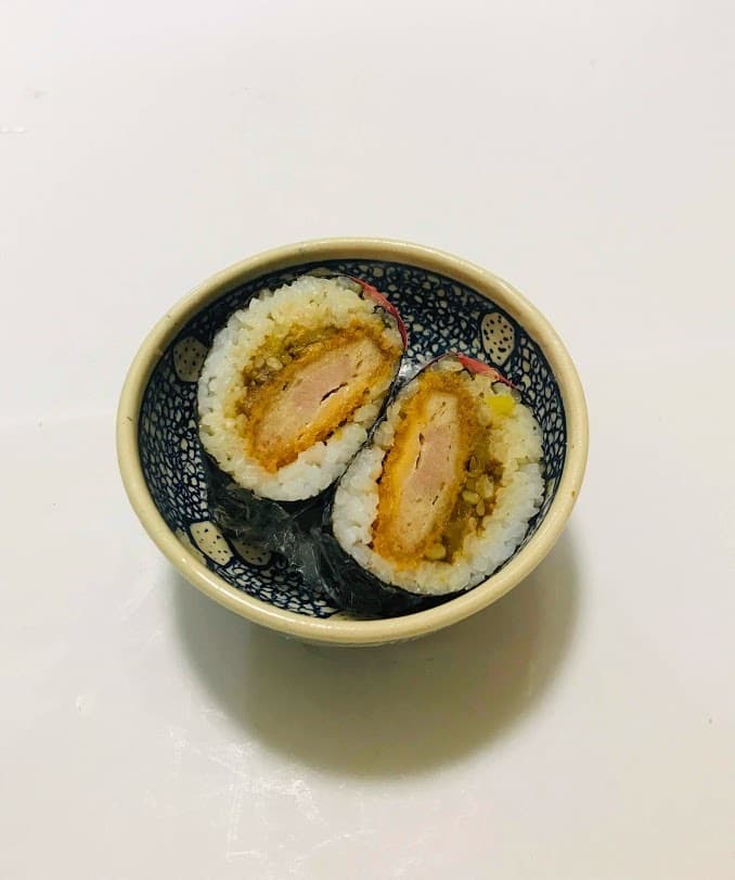 黒豚とんかつとカレーのおにぎらずの完成写真