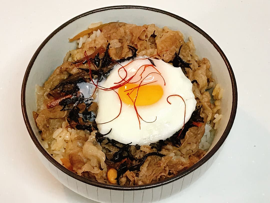 6種の和惣菜 ひじき煮牛丼温玉のせの完成写真