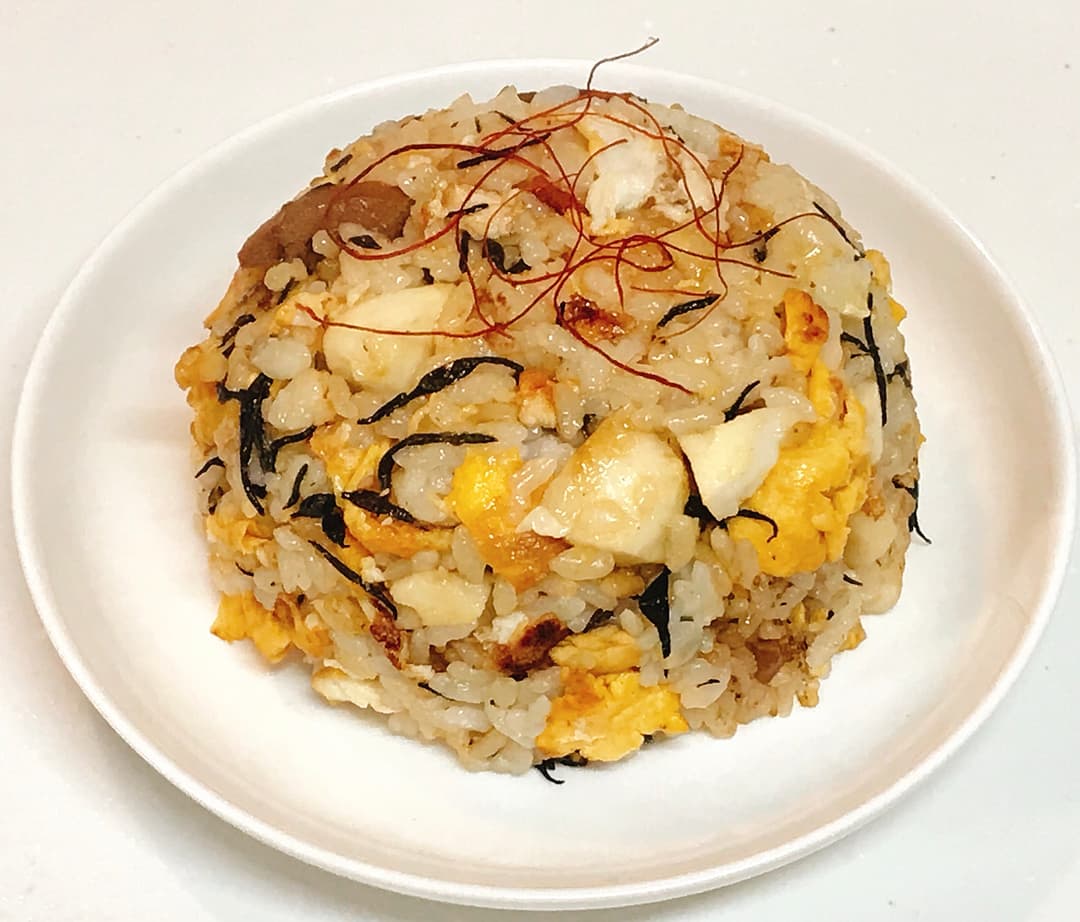 6種の和惣菜 ひじきとふわふわはんぺんの炒飯の完成写真