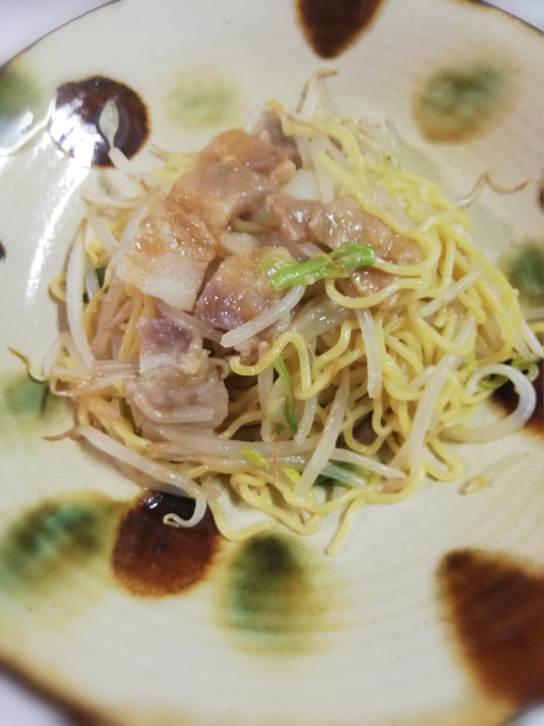 豚のしょうが焼きで焼きラーメンの完成写真