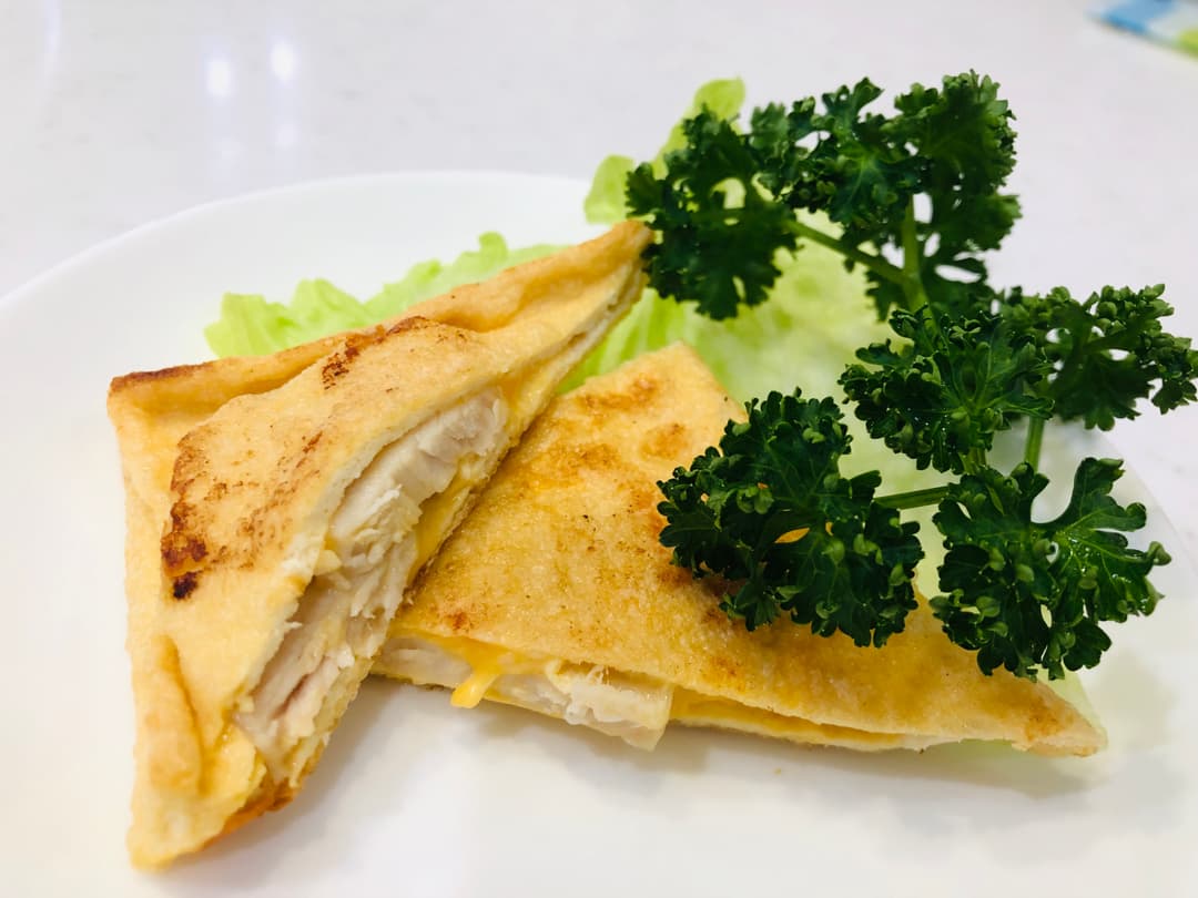 簡単!サラダチキンとチーズの油揚げはさみ焼きの完成写真