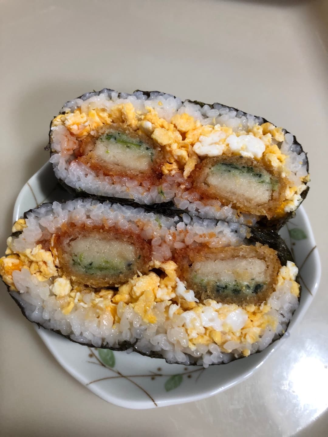 ほうれん草とチーズのささみフライでおにぎらずの完成写真