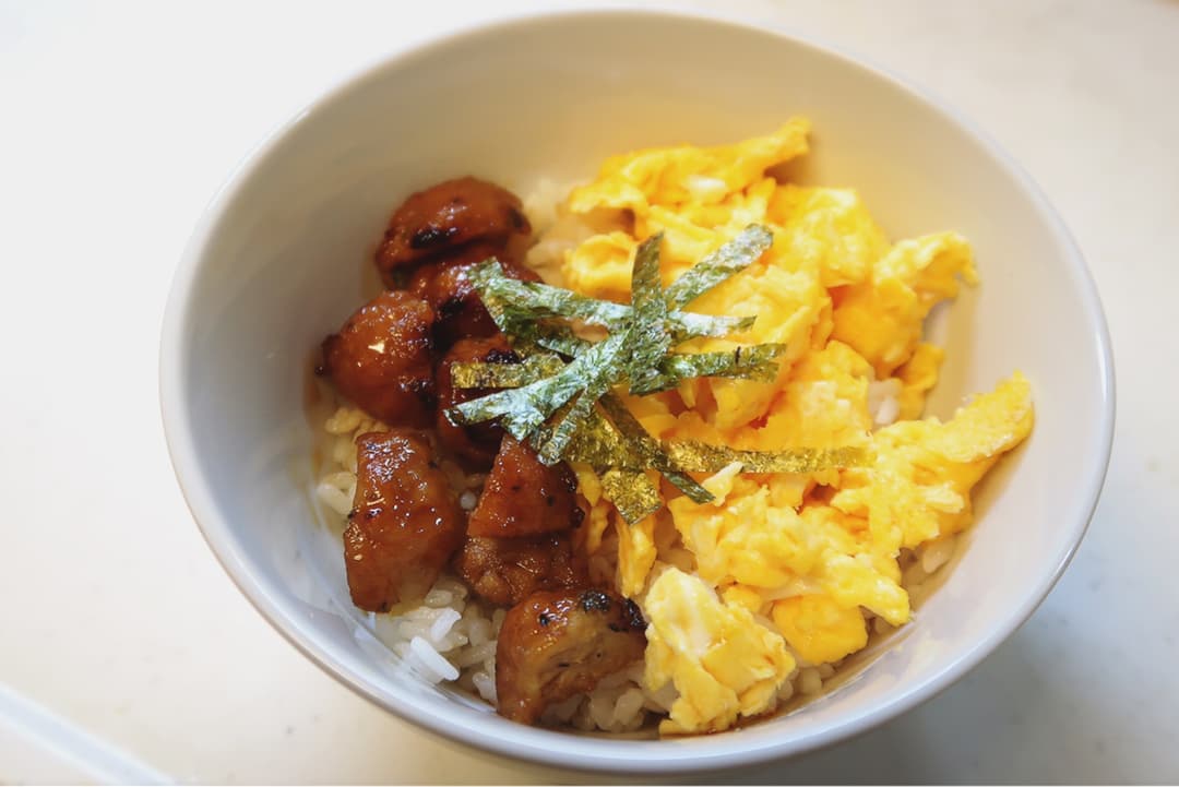 つくねのふわふわ二色丼の完成写真
