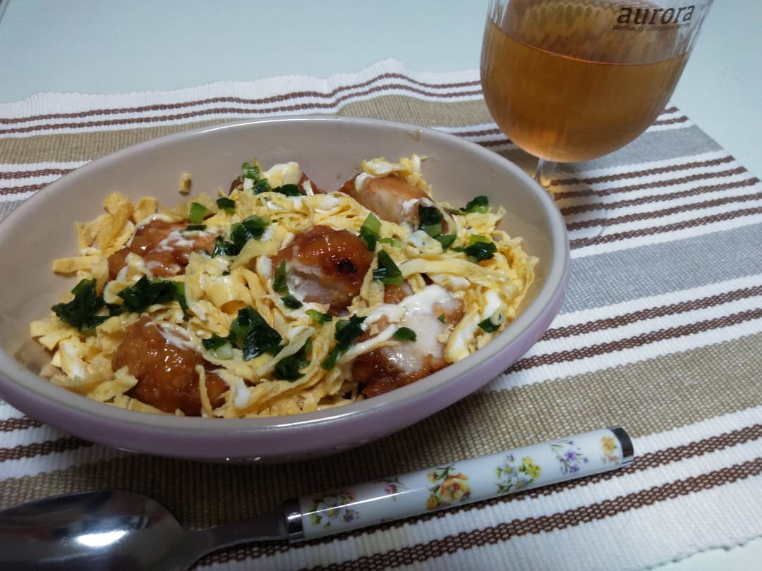 食欲そそるカラマヨ丼の完成写真