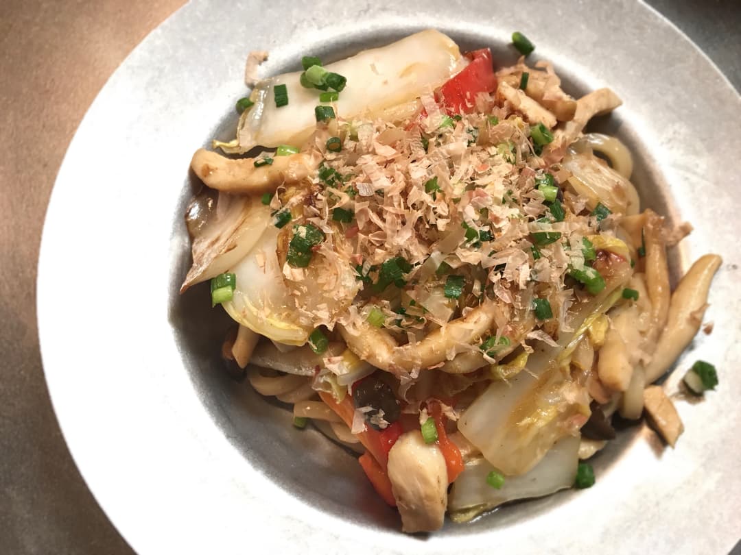 サラダチキンのオイマヨ焼うどんの完成写真