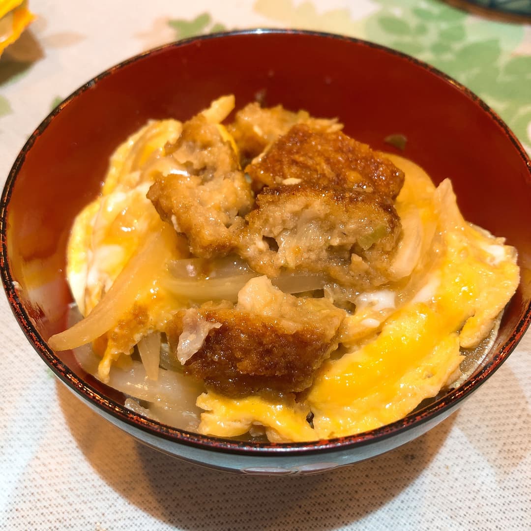 メンチカツ丼の完成写真