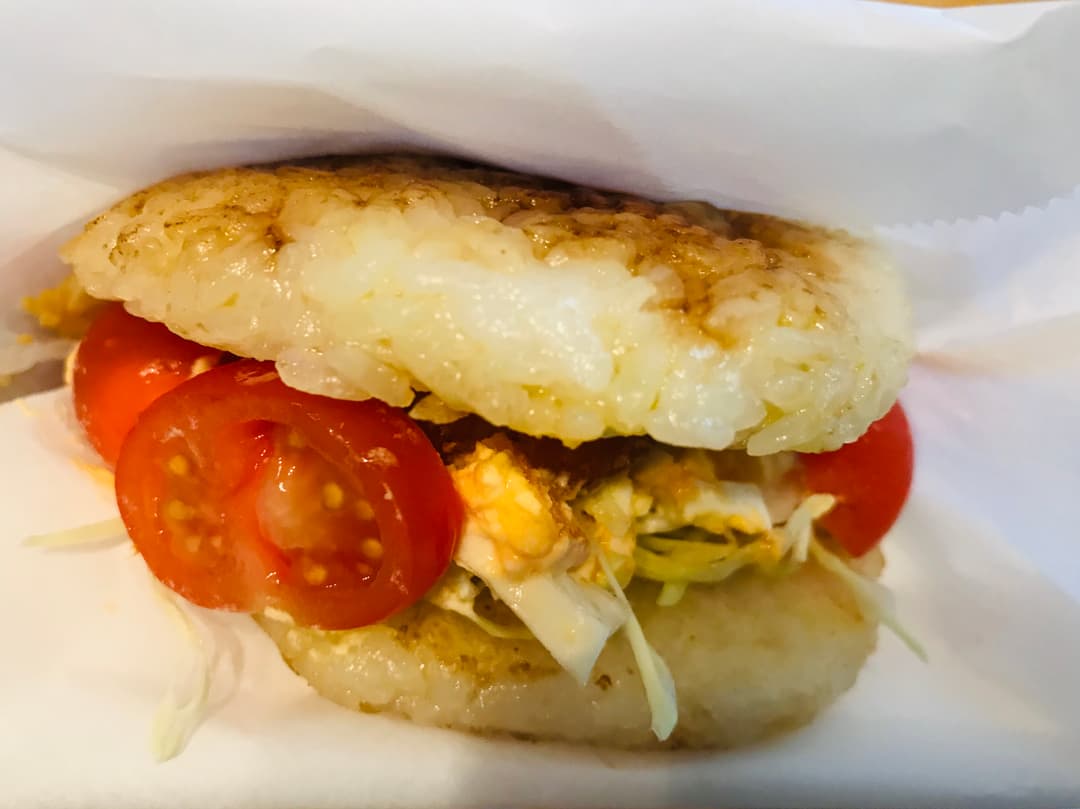 白身魚とタルタルソースのライスバーガーの完成写真