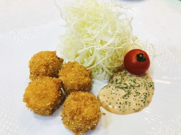 リーズナブルなのに美味しい!かにシューマイフライのパセリ入りオーロラソース添えの完成写真