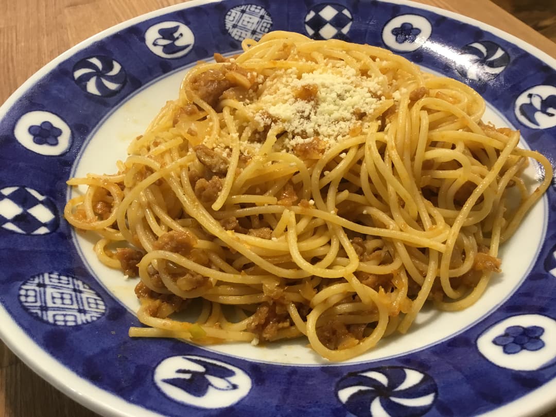 ハンバーグ でミートソースパスタの完成写真