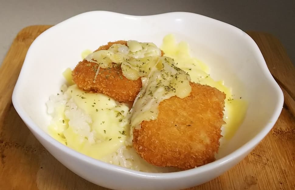 チーズエビタルタル丼の完成写真