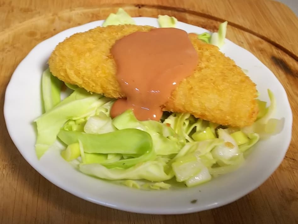 チーズハムカツのケチャップソースかけの完成写真