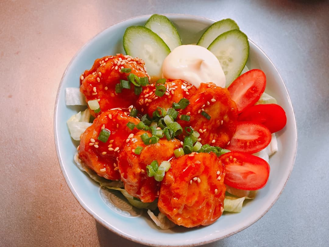 ピリ辛唐揚げ丼の完成写真