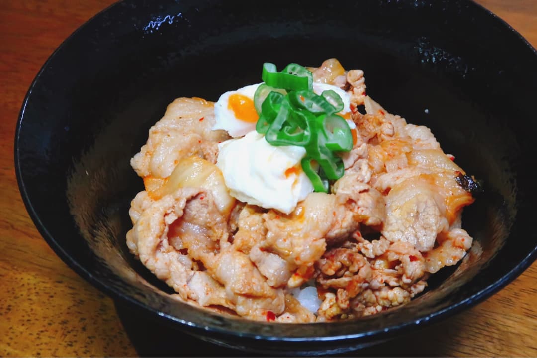 豚キムチ丼の完成写真