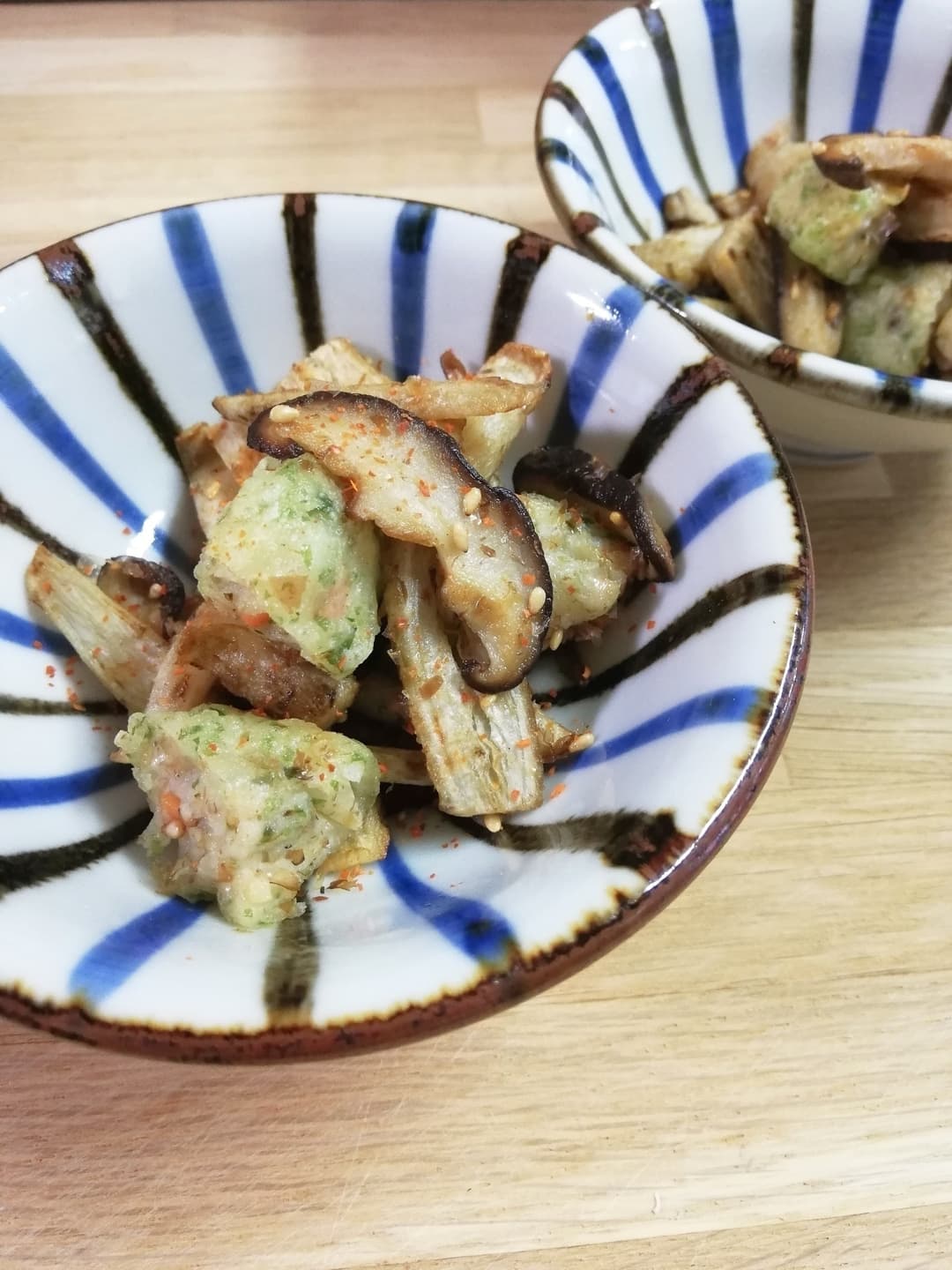 〔ちょこっと小鉢〕ごぼうと茸と磯辺揚げの炒め和えの完成写真