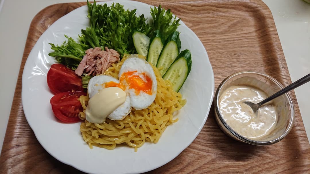 ラーメンサラダにとろとろハムエッグ乗せの完成写真