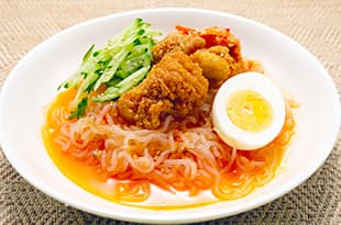 若鶏たれづけ唐揚げとしらたきビビン麺の完成写真