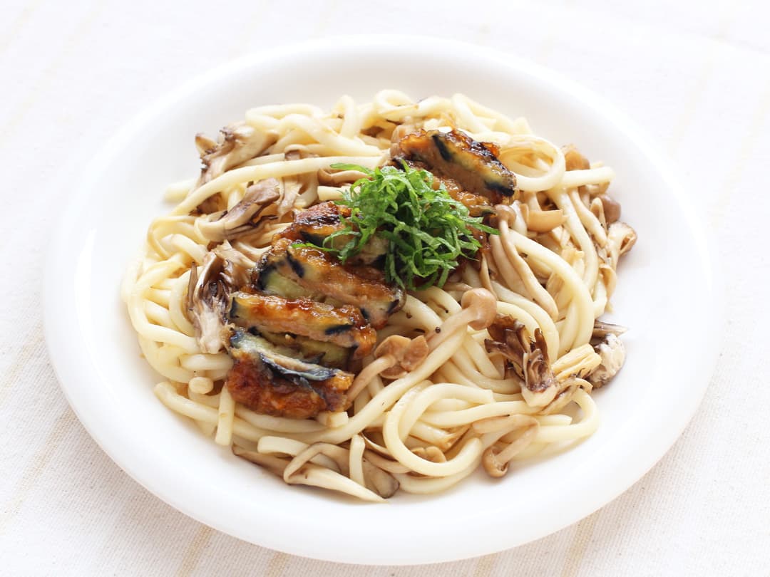 なすひき肉はさみ揚げときのこの甘辛焼きうどんの完成写真