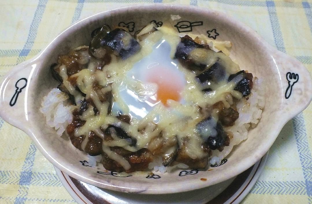 半熟焼きタマゴ乗せ麻婆茄子ドリアの完成写真