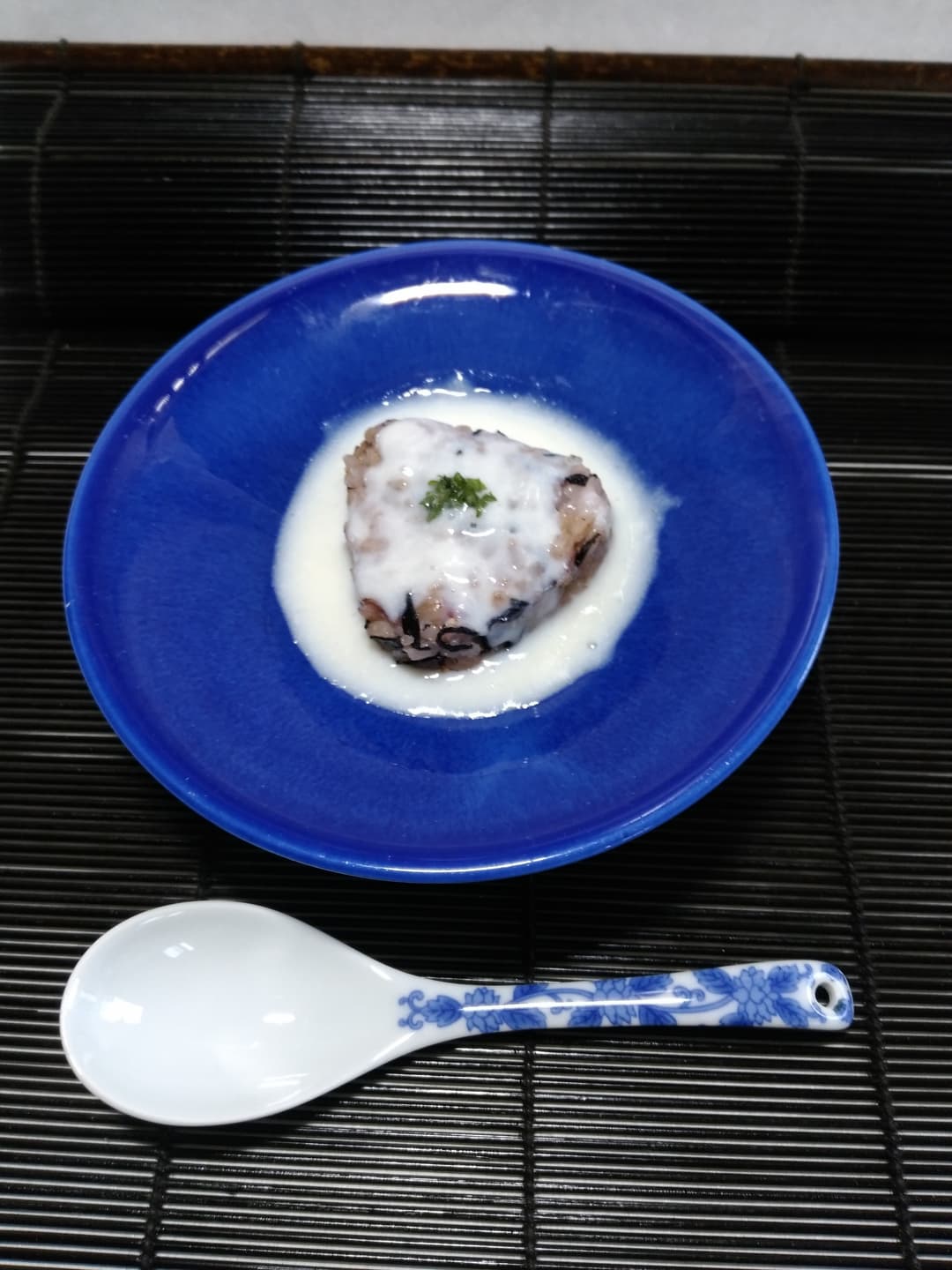 梅にぎり クリームソースかけの完成写真