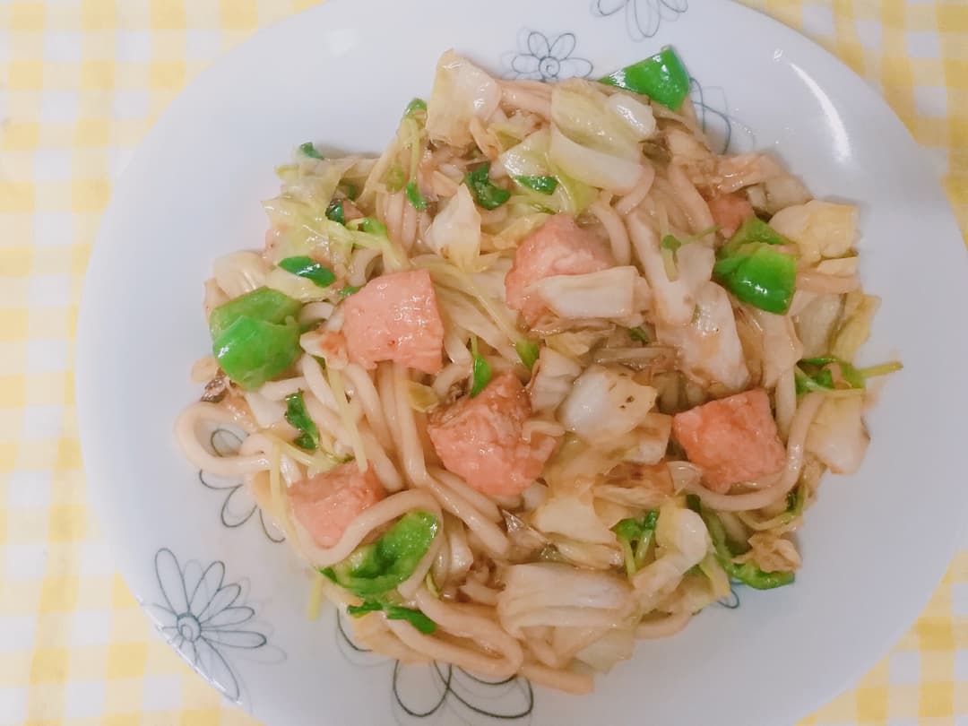 紅しょうがからあげの焼きうどんの完成写真