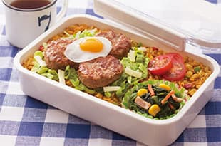 目玉焼きバーグのドライカレー弁当の完成写真
