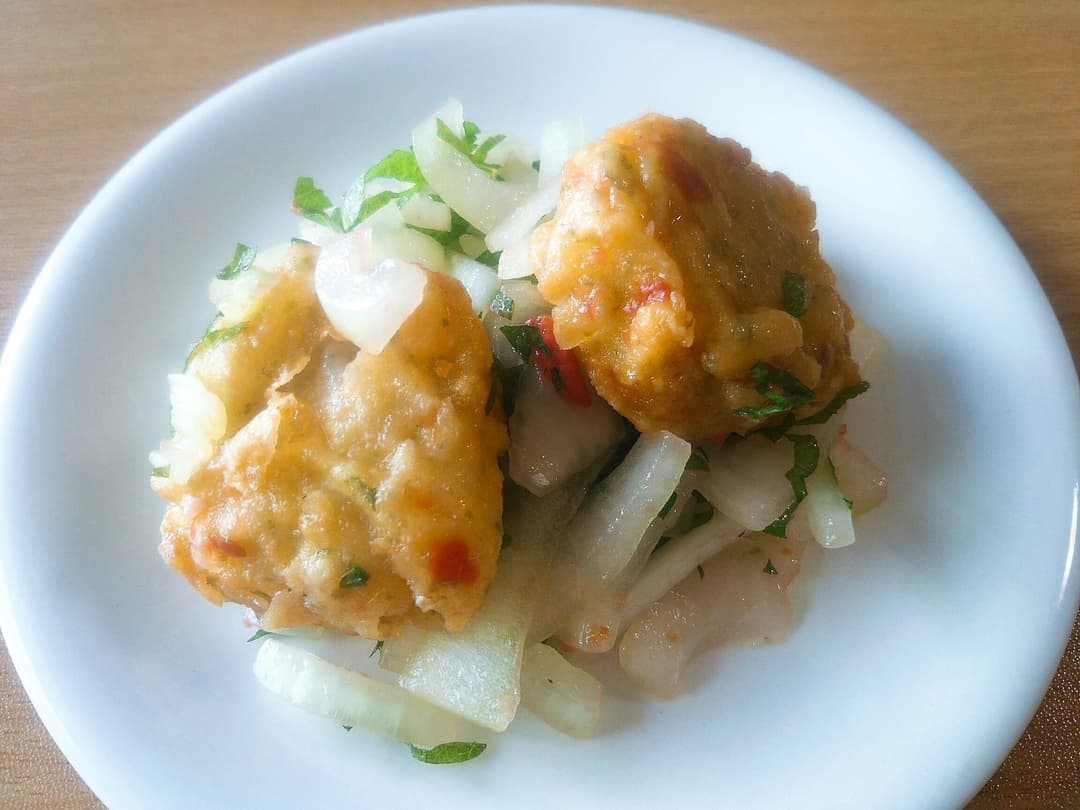 お弁当にGood!® しょうが香る!豚のから揚げと玉ねぎのサラダ~梅しそ風味~の完成写真