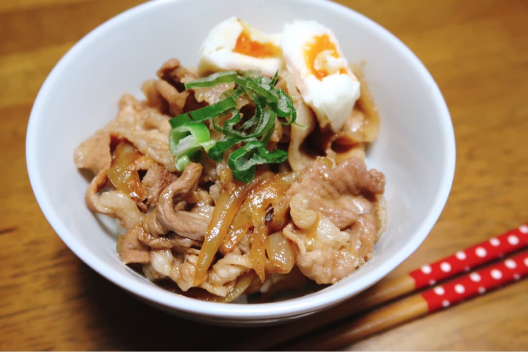 たっぷり玉ねぎ入り豚丼の完成写真