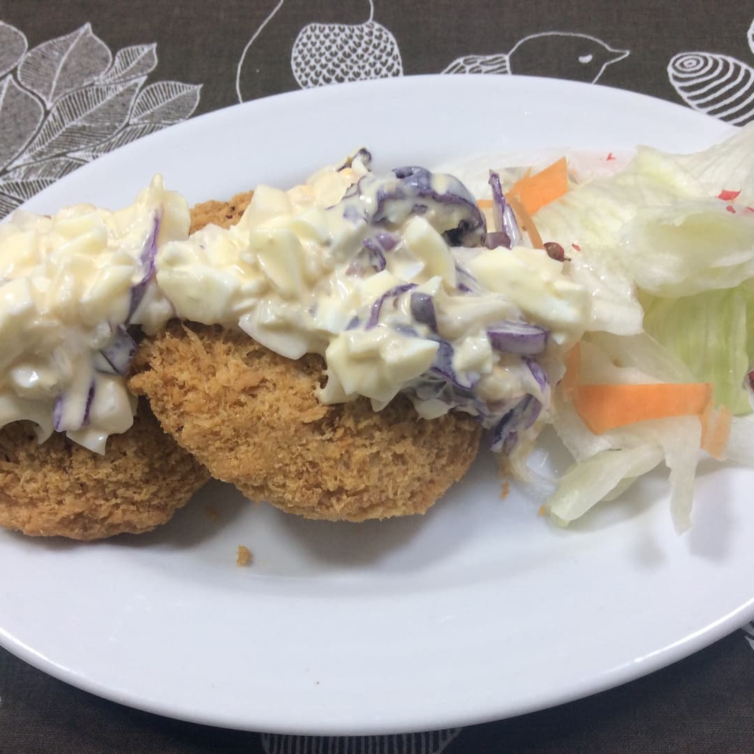 牛メンチカツ 野菜たっぷりタルタルソース添えの完成写真