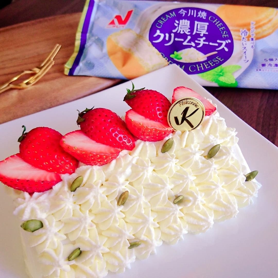 濃厚クリームチーズのロールケーキ風デコレーションの完成写真