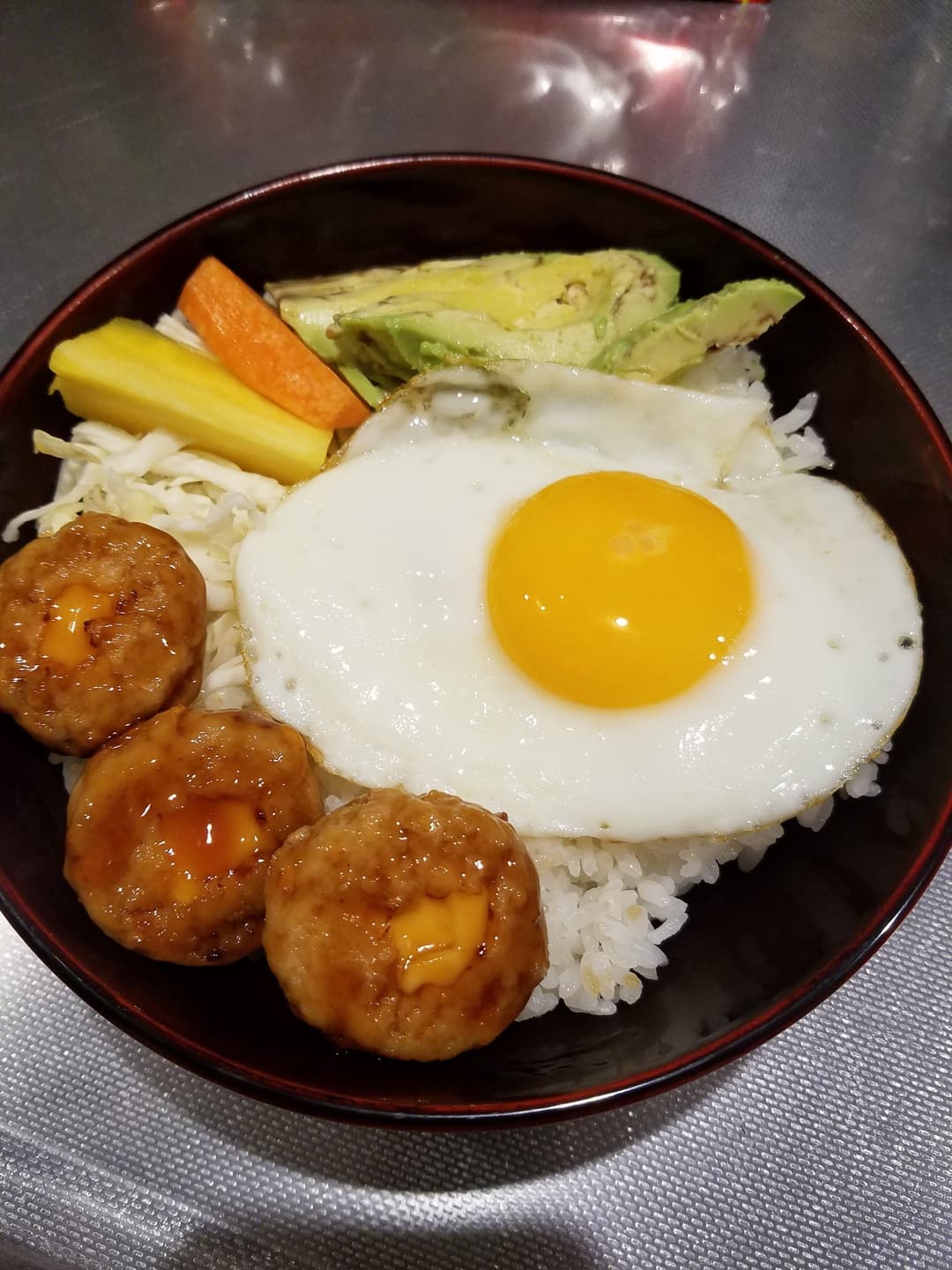 てりやきチキンチーズのロコモコ丼風の完成写真