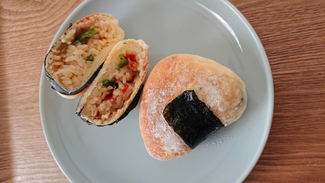 彩り野菜のピラフのおにぎりパンの完成写真