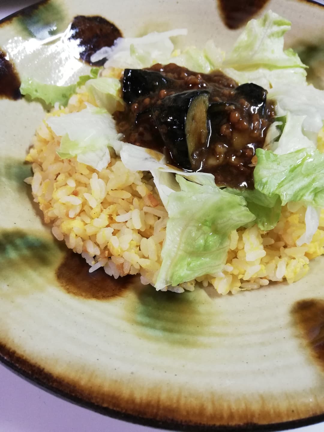 麻婆なすとレタスのニンニク卵チャーハンの完成写真