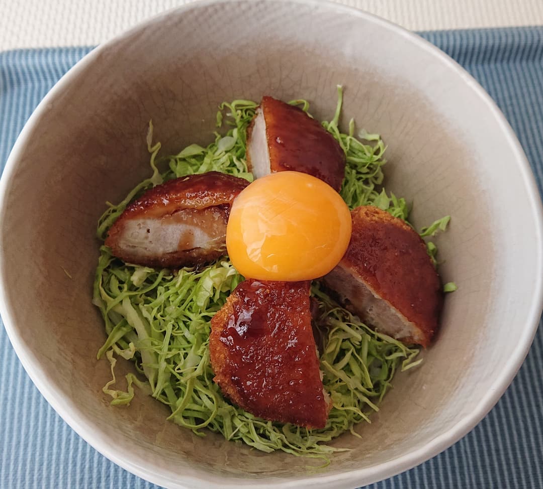 黄身トロリ厚切りソースカツ丼の完成写真