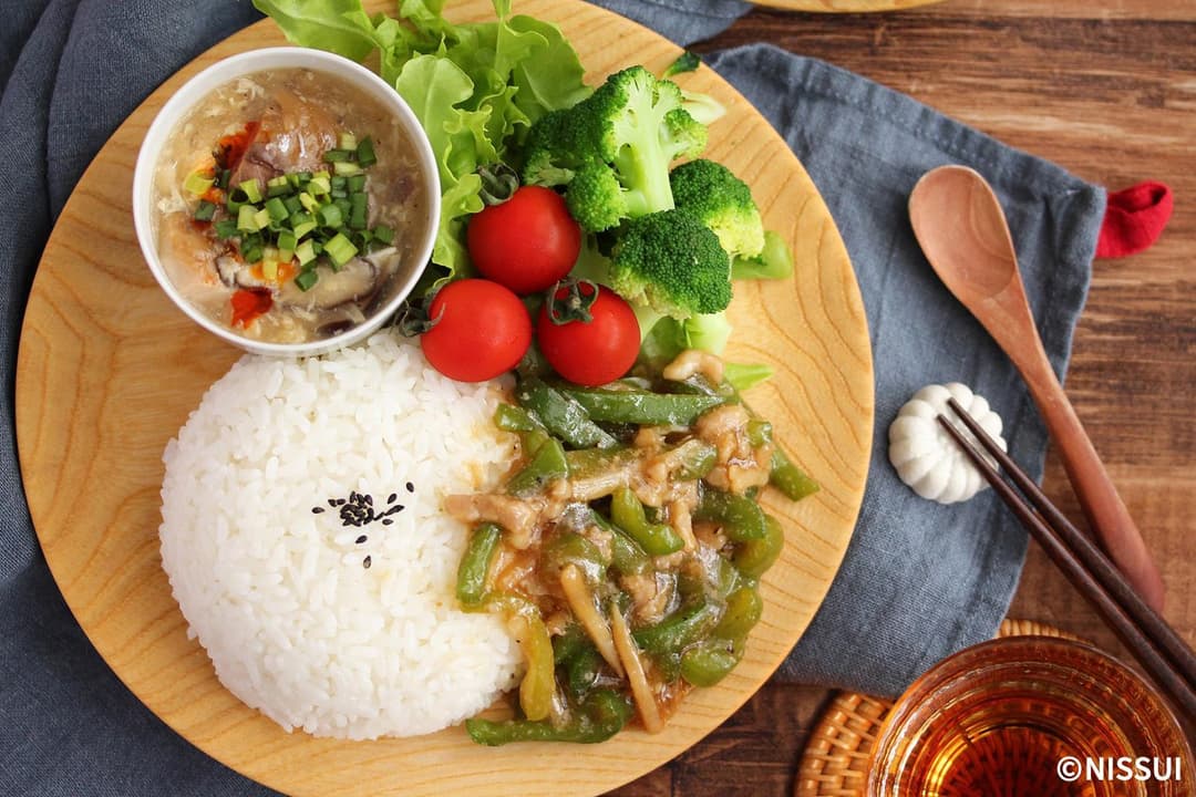 「レンジでつくる 青椒肉絲」とサバの酸辣湯の中華ワンプレートの完成写真