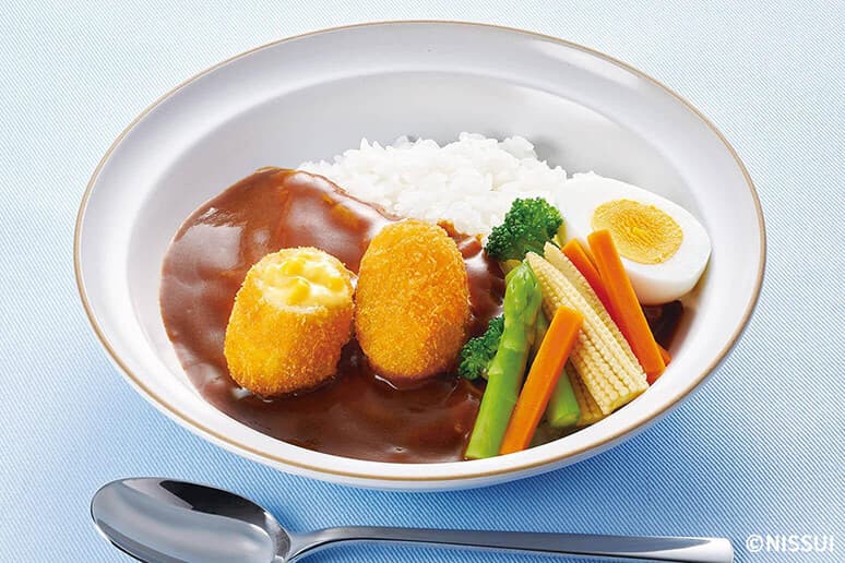 コーンクリームコロッケの彩りトッピングカレーの完成写真
