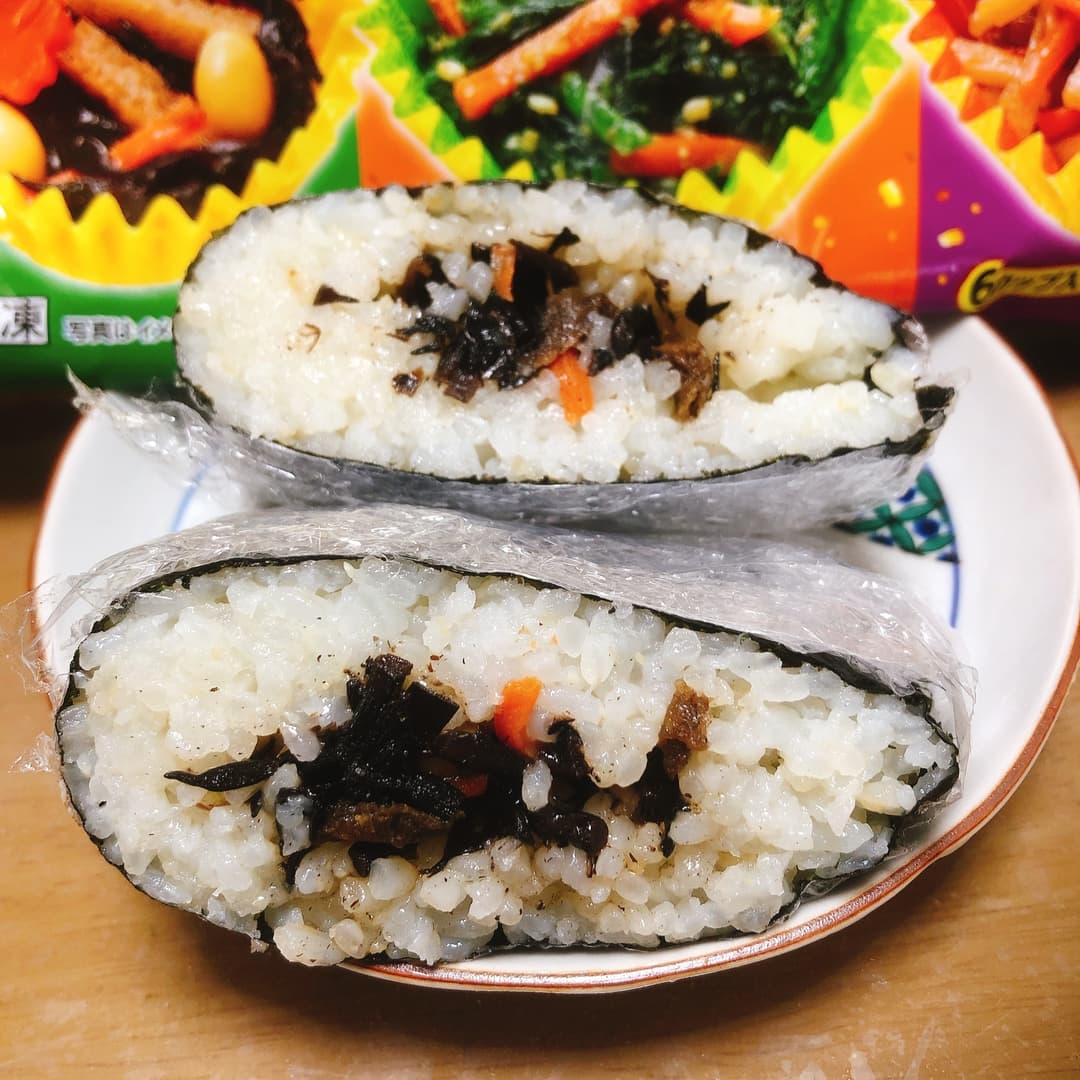 ひじき煮物でおにぎらずの完成写真