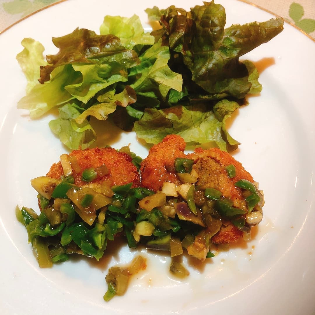 カレーコロッケの野菜ソースかけの完成写真