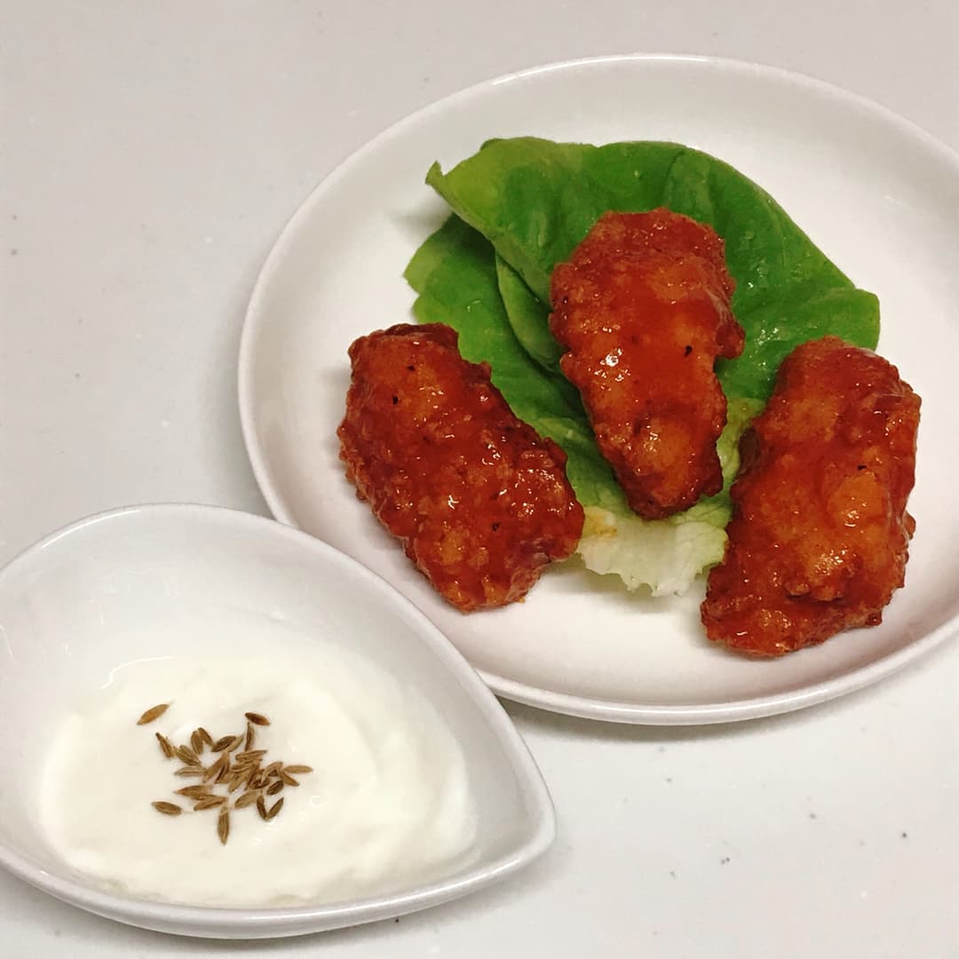 旨辛チキンのニンニクヨーグルトソースがけの完成写真