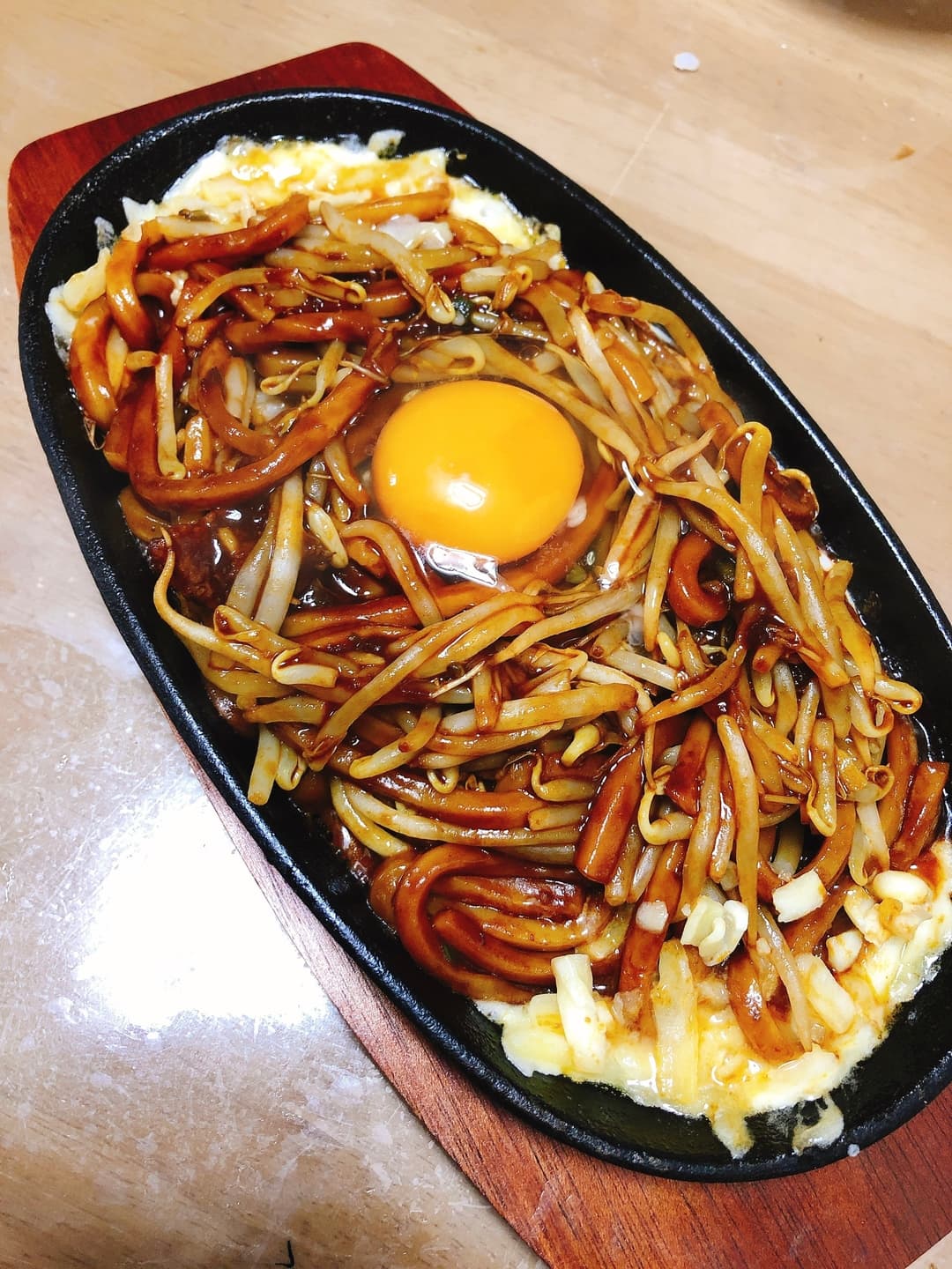 鉄板で釜玉カレーうどんの完成写真
