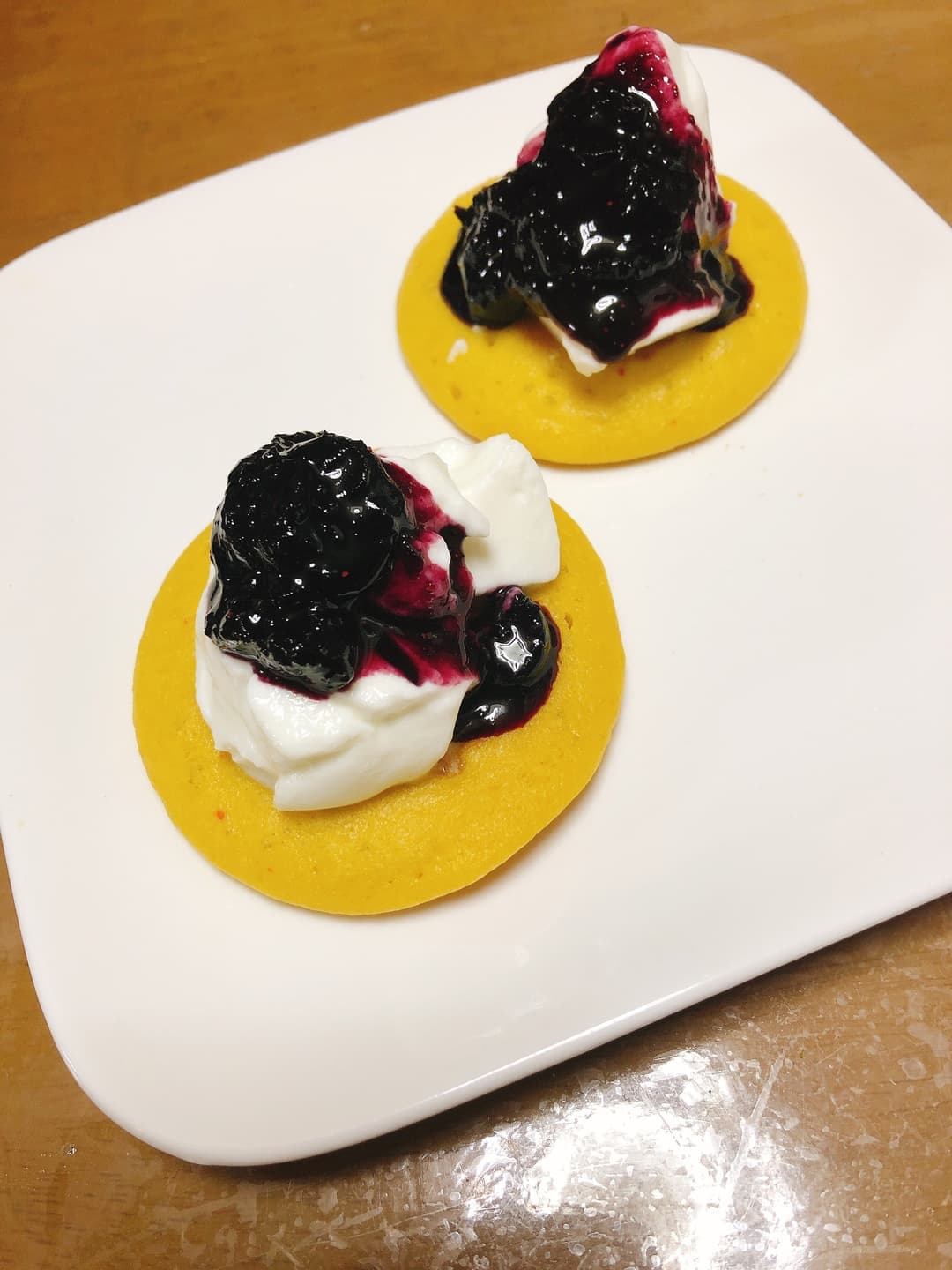 おやさいパンケーキのブルーベリーソースかけの完成写真